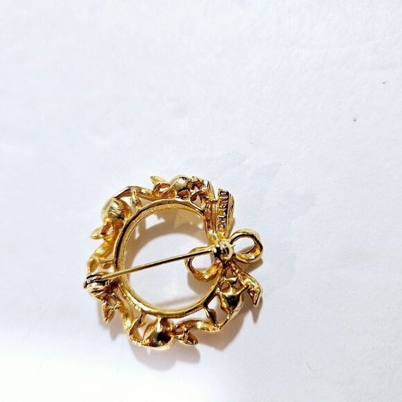 Vintage M. Jent Signed Brushed Gold Faux Pearl Bow Circular Wreath Brooch Pin - Picture 8 of 10